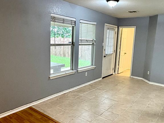 3rd image of 2707 Prairie Creek Dr
