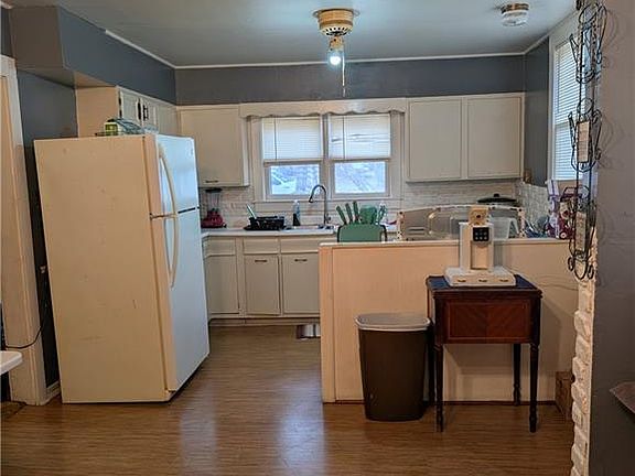 3rd image of 304 E Sycamore St
