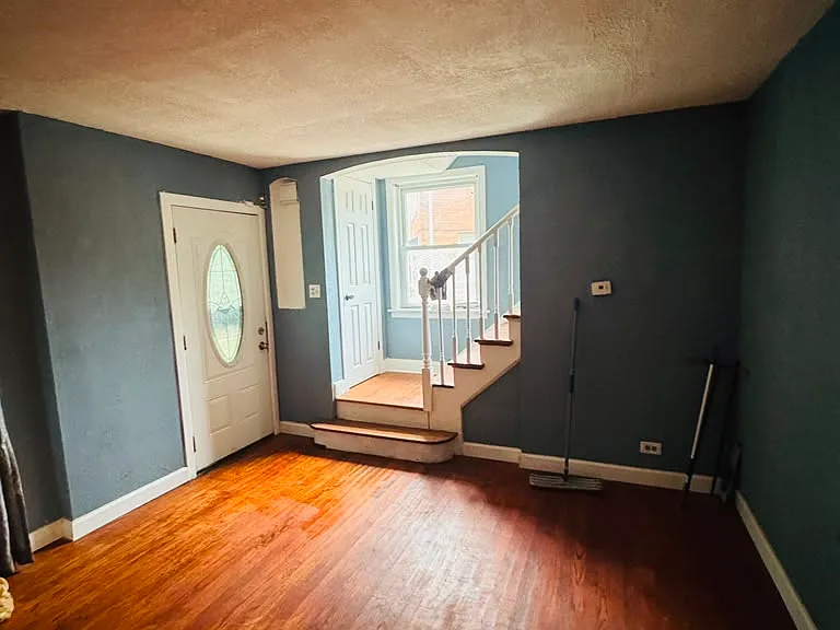 9528 S Bensley Ave — Photo 3