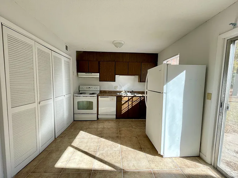 1704 Devonwood Dr — Photo 8