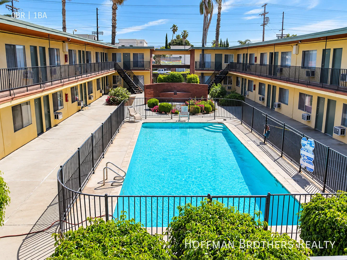 Updated Studio with Generous Closet Space, Wood floors Pool, Parking & On-Site Laundry — Photo 4