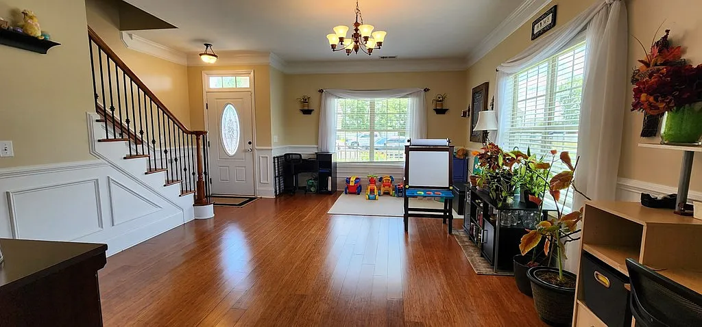 4 bed, 2.0 bath, 2471 sqft, $2,100 — Photo 2