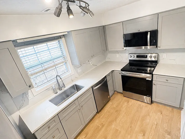 900 Hollins Rd — Photo 8