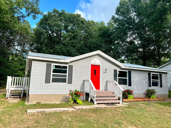 17085 Seneca Dr, Howard City, MI 49329