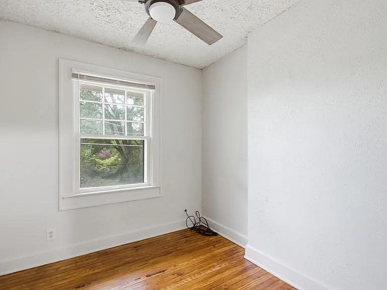 825 E 36th St — Photo 26