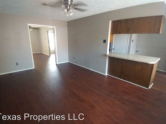 3rd image of 5 W Townhouse Ln