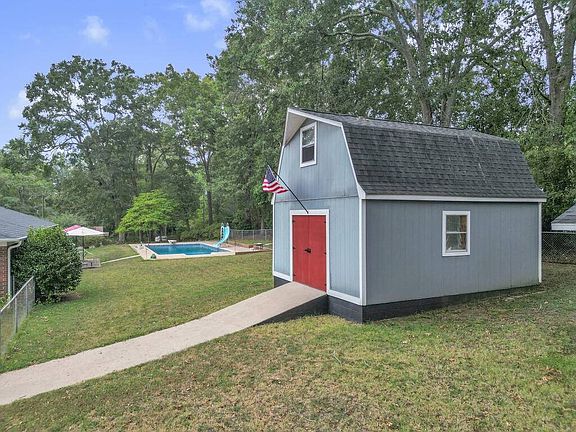 3rd image of 104 Harvey Dr