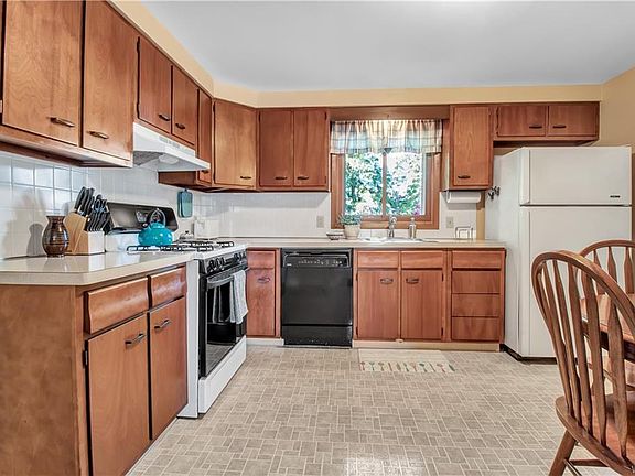 5th image of 62 Willow Dr