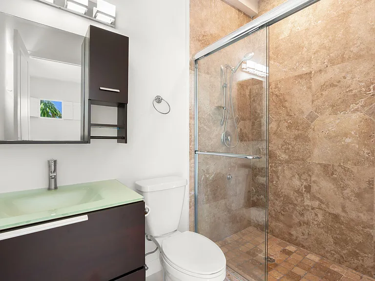622 NE 10th Ave — Photo 35