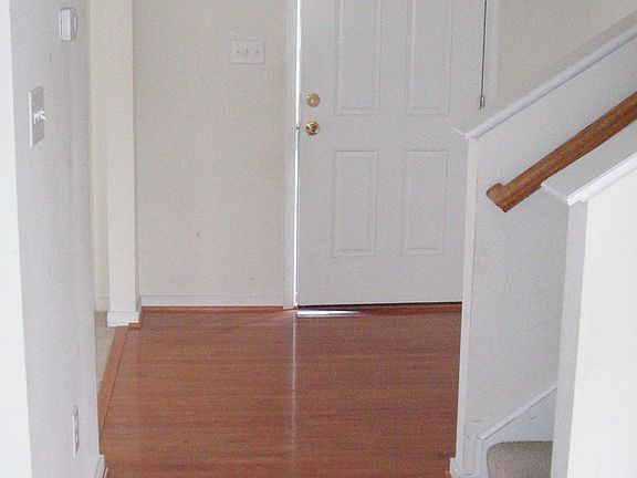 Front Entry w/Woodfloor
