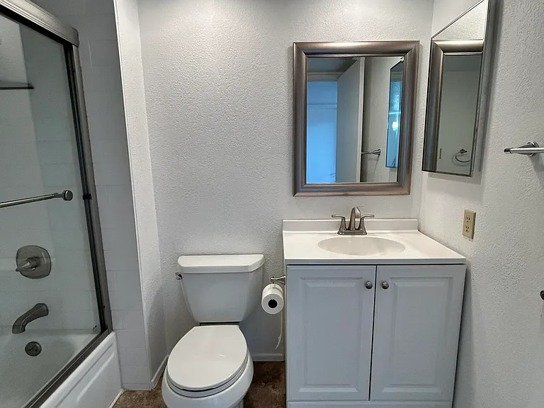 329 E Ambassador Dr — Photo 15
