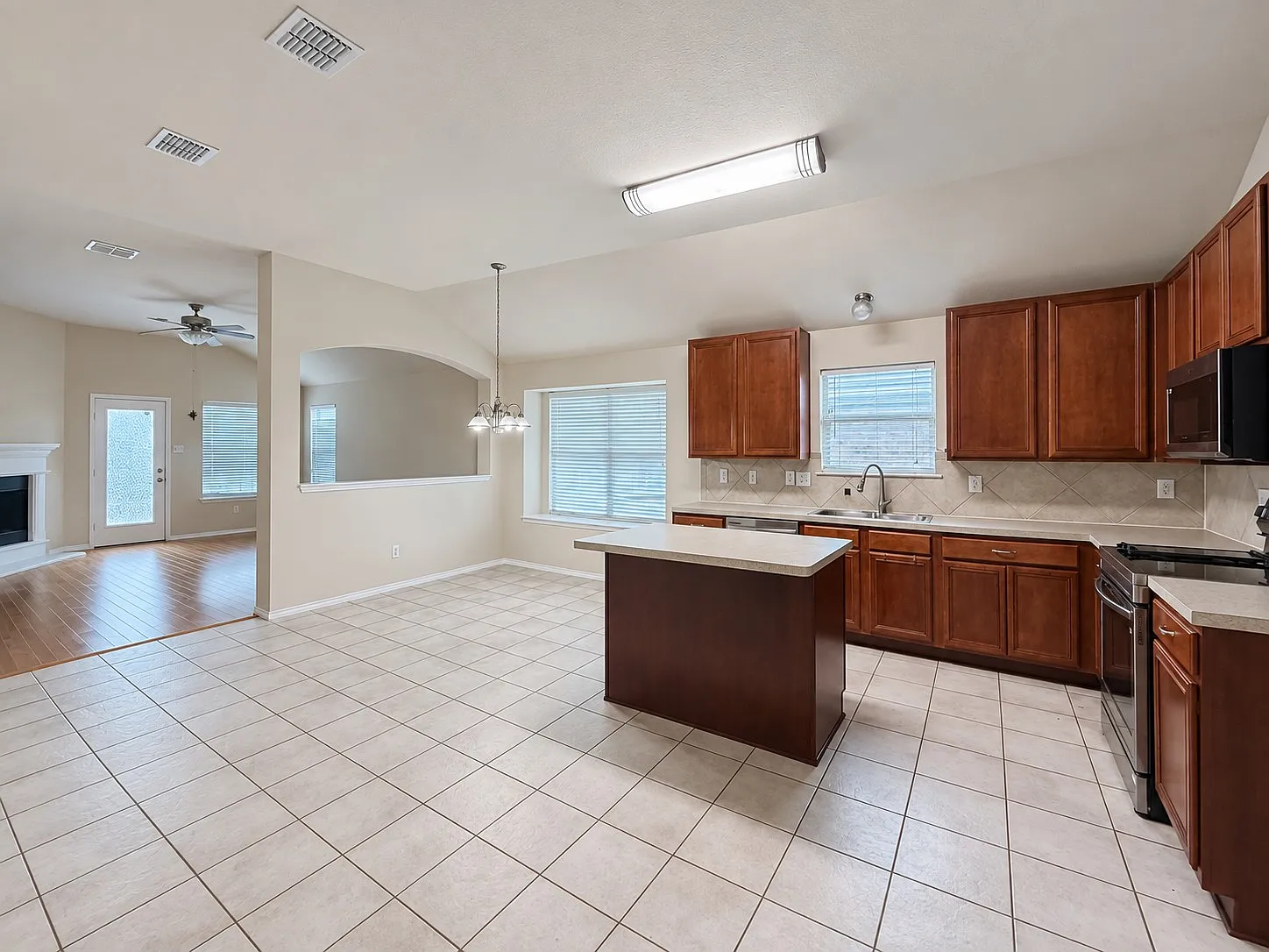 4 bed, 2141 sqft, $2,650 — Photo 4