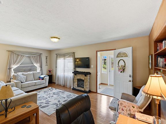 3rd image of 93748 Bay Park Ln