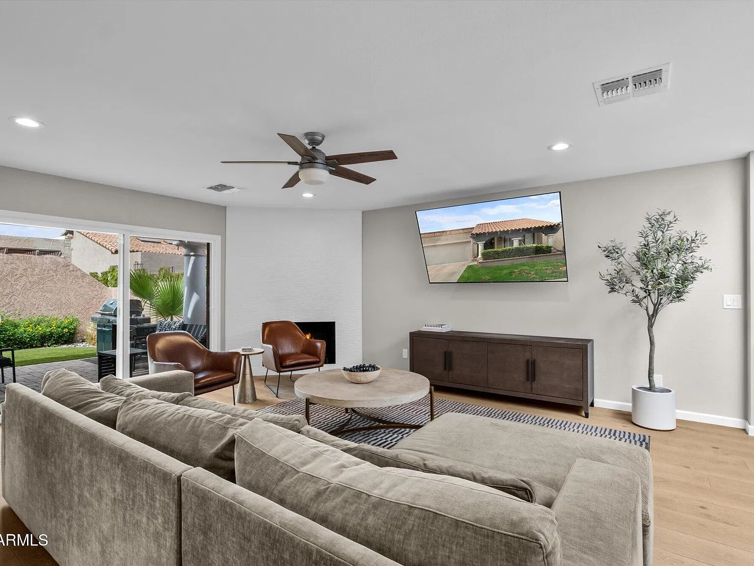 2 bed, 2.0 bath, 1890 sqft, $4,000 — Photo 3