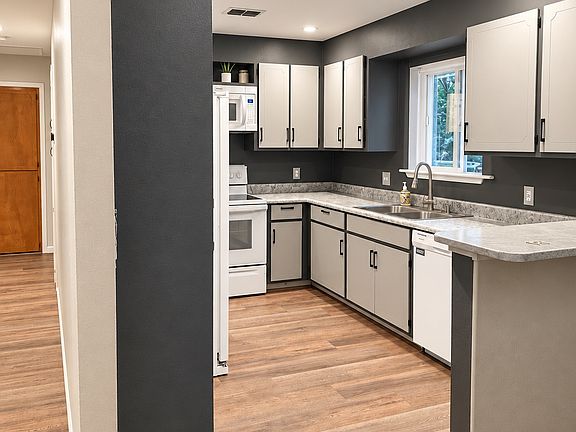 4th image of 4935 Dowell Ln #3