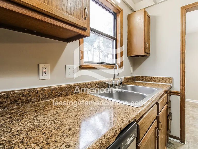 1395_007_kitchen_8.jpg