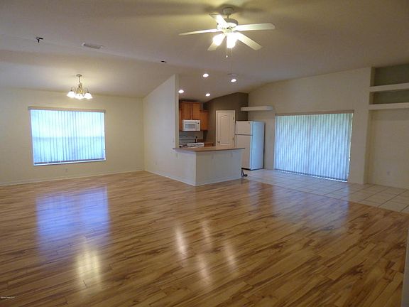 4th image of 985 Villa Dr