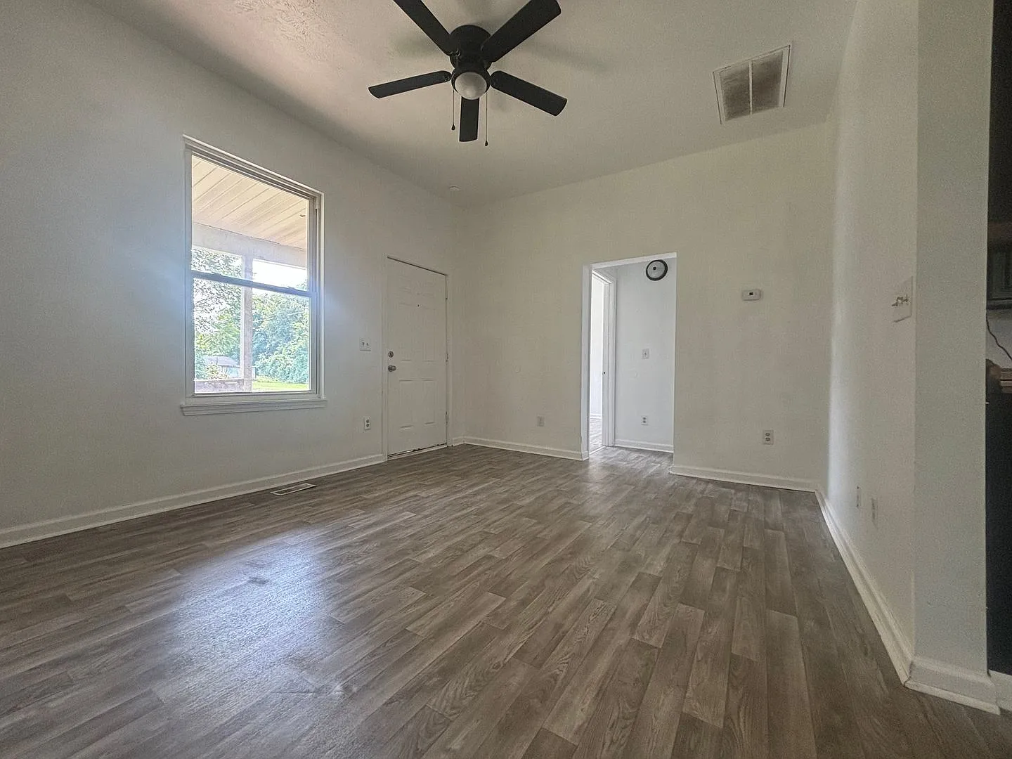 3 Bedroom 1 Bath Available Now — Photo 2