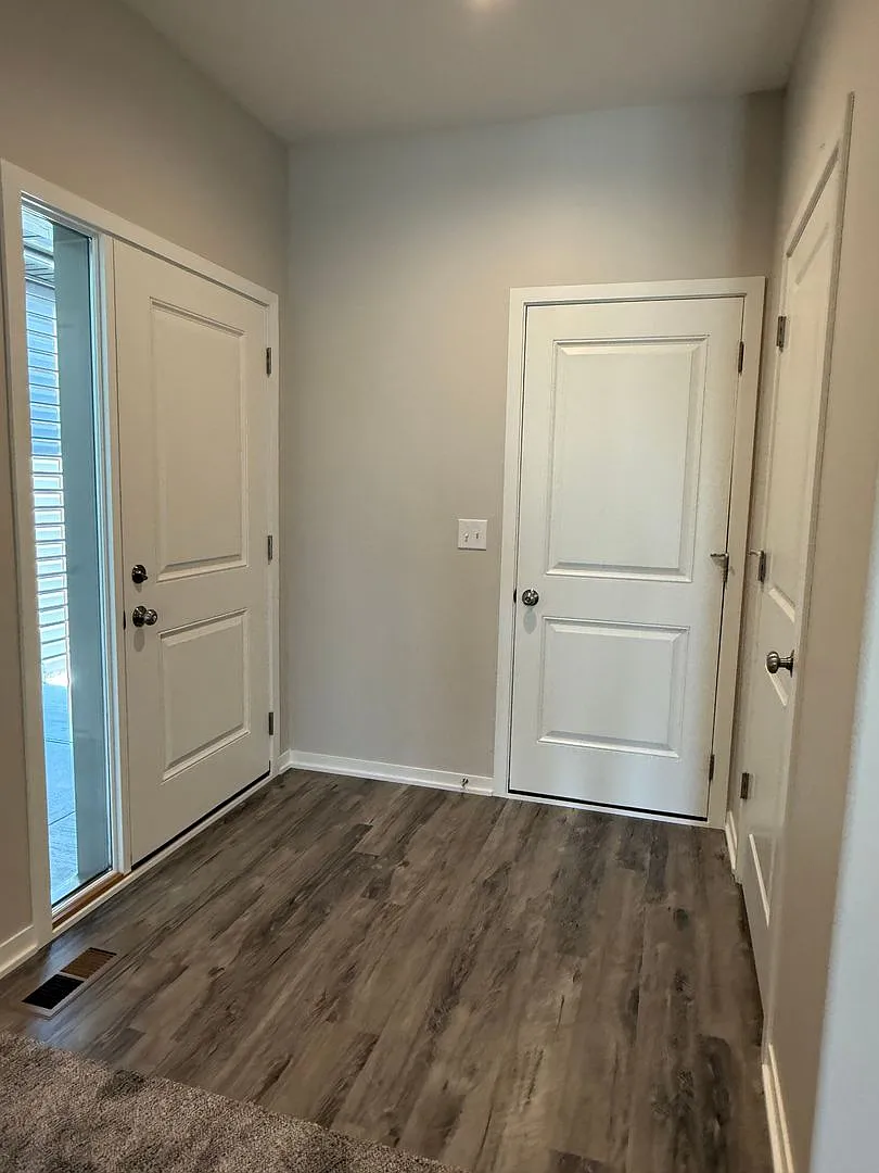 Spacious 2 bed/2.5 bath daylight Townhome in SE Lincoln — Photo 3