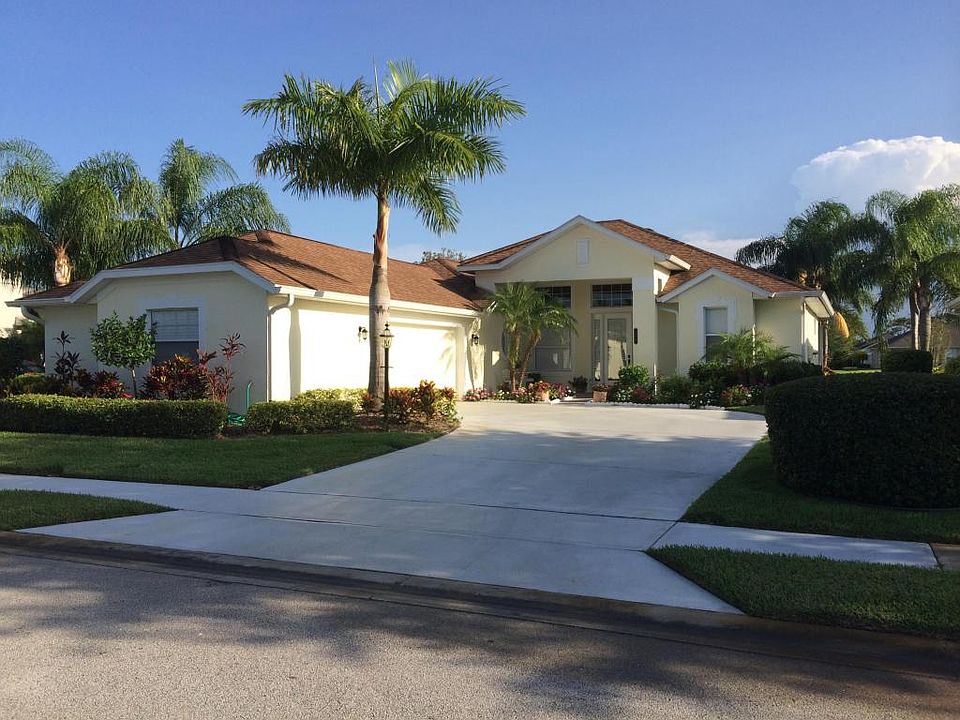 Home For Sale In Collier Club