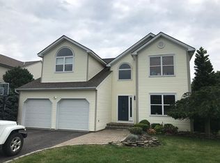 1 Ebbtide Ct, Oakdale, NY 11769