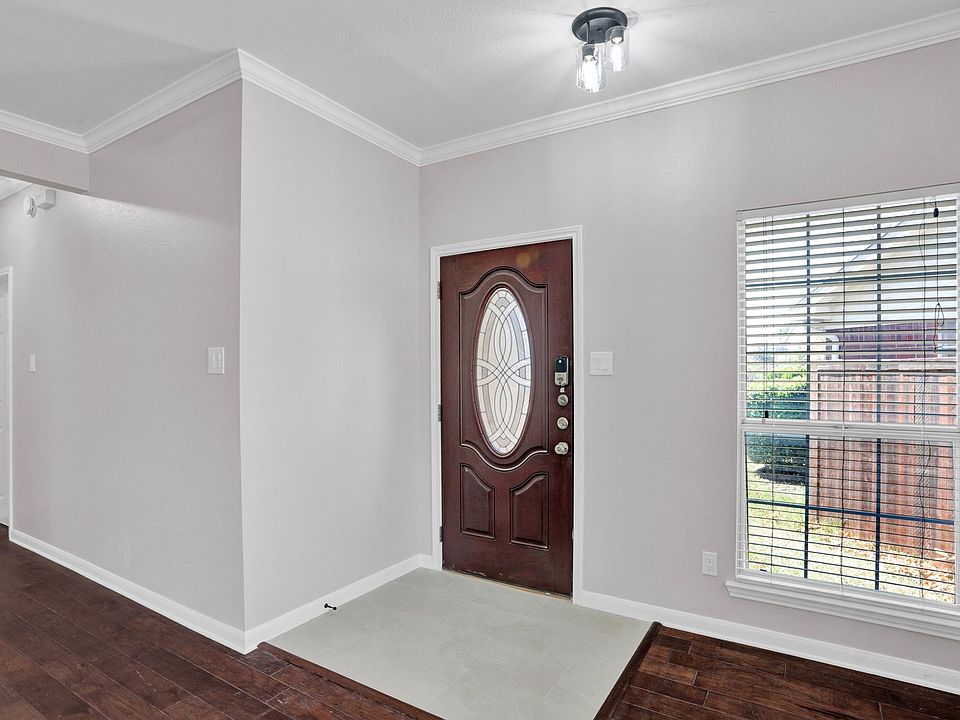 1st image of 680 Raintree Cir
