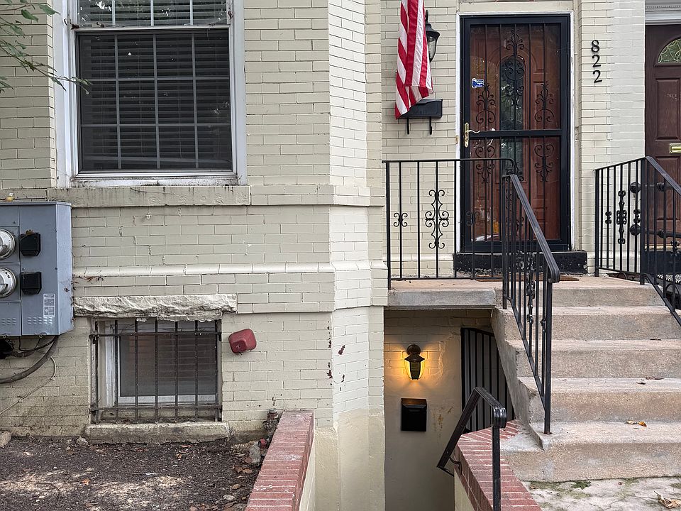 1st image of 822 9th St NE #1