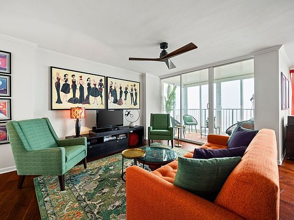 4th image of 940 W Glenlake Ave #34D