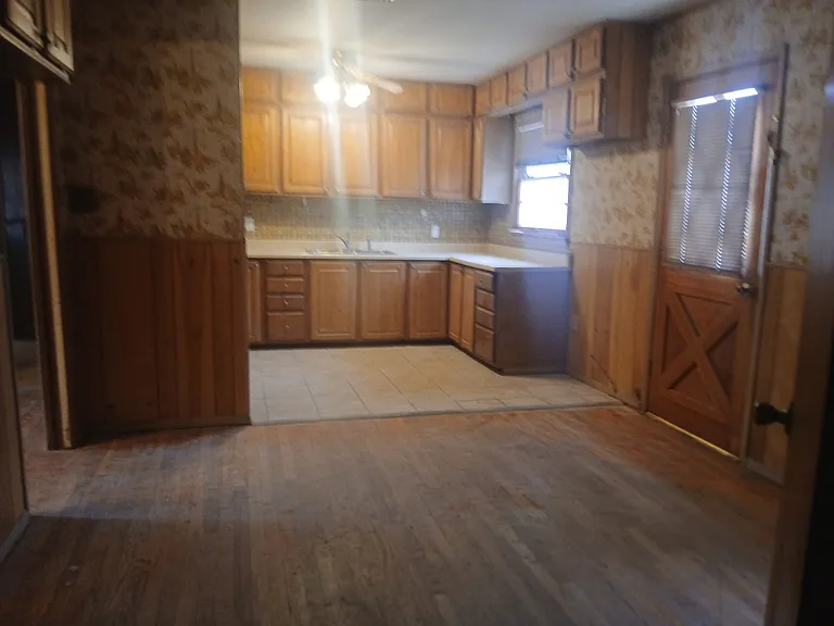 2413 Poplar St — Photo 2