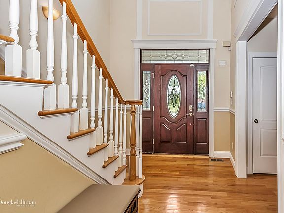 4th image of 214 Southwood Cir