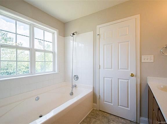 3rd image of 406 Mooseberry Ln