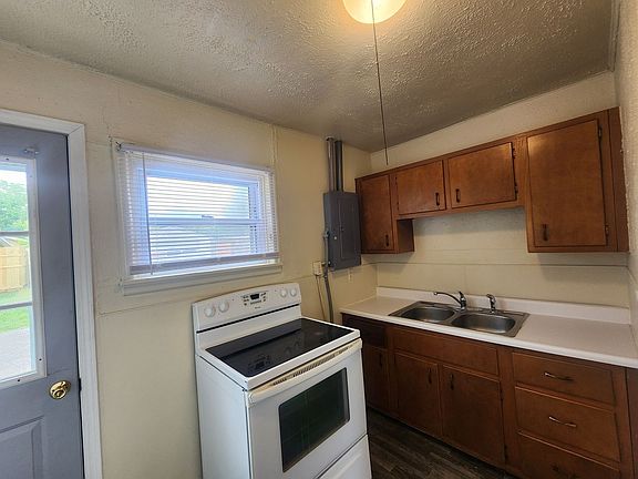 2nd image of 1001 E Voorhees St #G-m-104