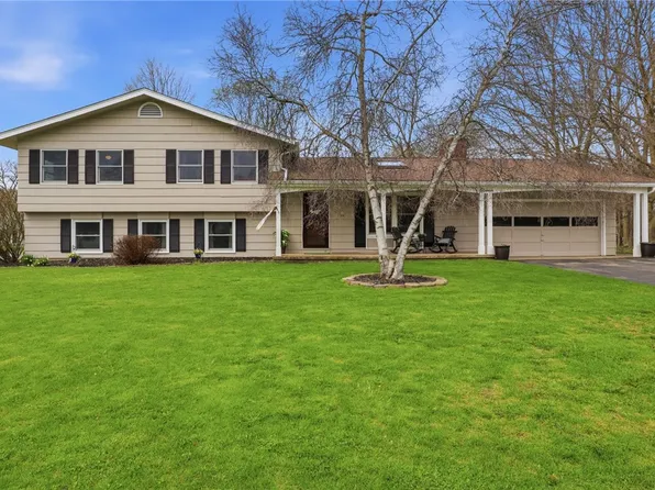 11 Saxony Rd, Pittsford, NY 14534