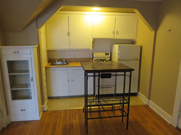 3rd image of 716 Rockhill St #5