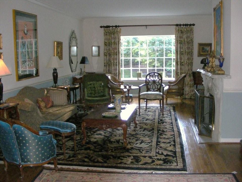 Gorgeous living room with 9' ceilings, Room measures 26x15!  