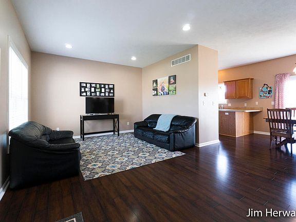4th image of 2100 Hartstone St SE