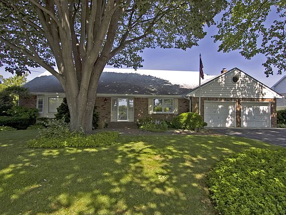 3rd image of 40 Davison Ln E