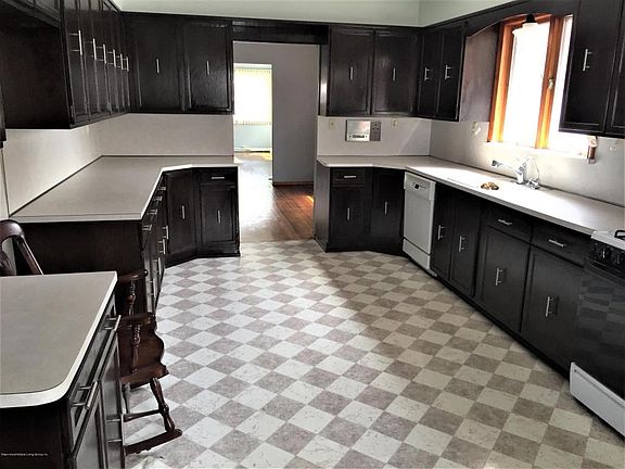 3rd image of 376 Crystal Ave