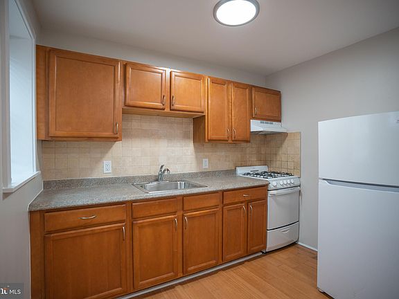 4th image of 2254 S Beechwood St Floor 1