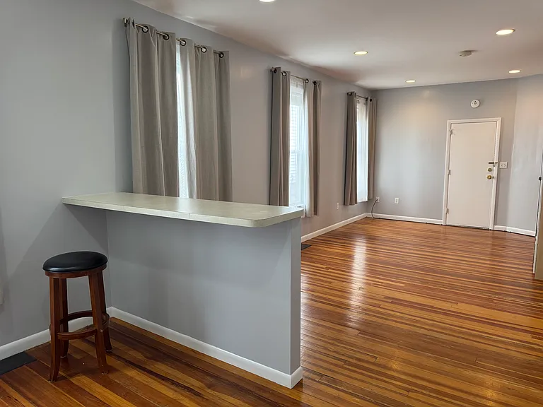56 College Ave #1R — Photo 3