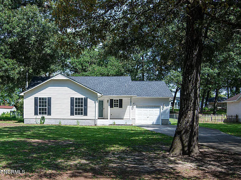 103 Carriage Hills Ct — Photo 2