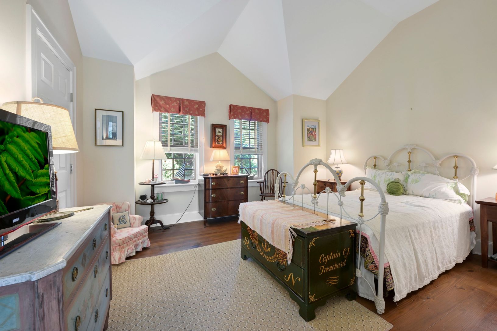  Guest bedroom