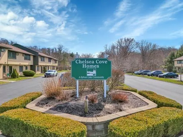 302 S Chelsea Cove S, Hopewell Junction, NY 12533