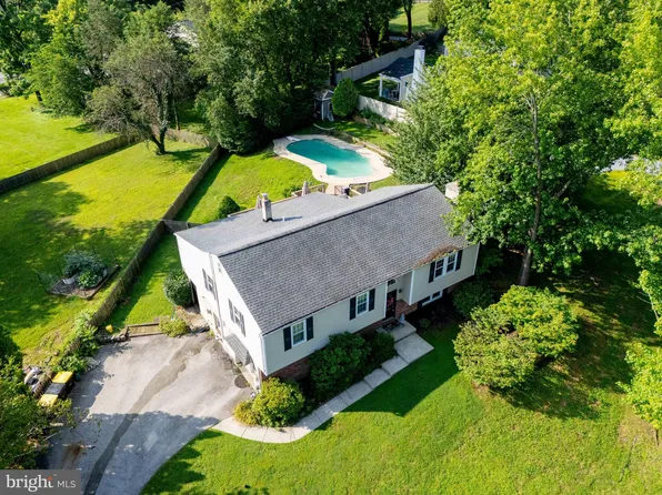 271 Beacon Dr, Phoenixville, PA 19460