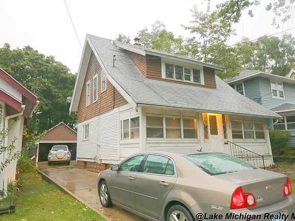 2nd image of 851 Burton St SE