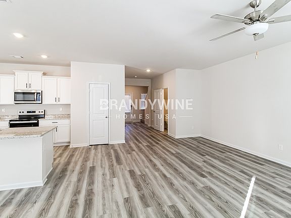 4th image of 144 Avondale Blvd