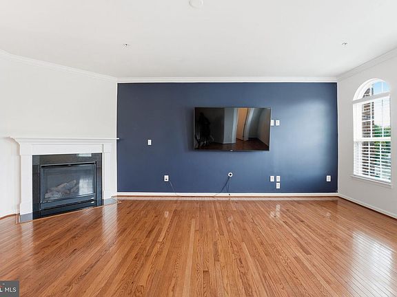 2nd image of 607 Waveland Ave