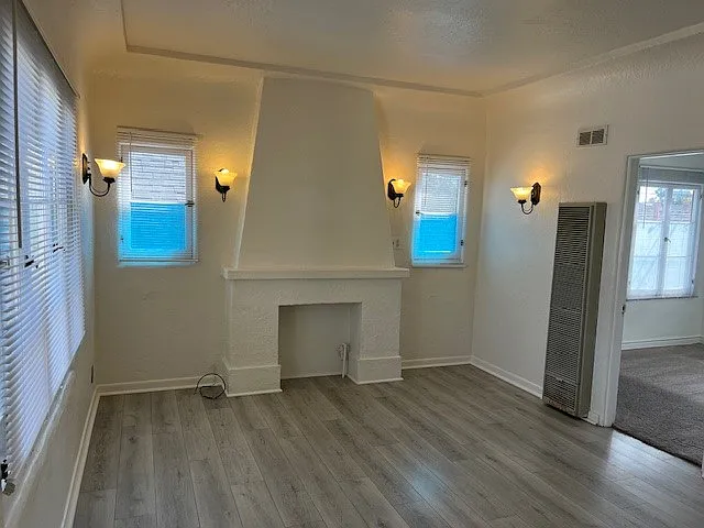 Building Photo - 2612 E 8th St #2612