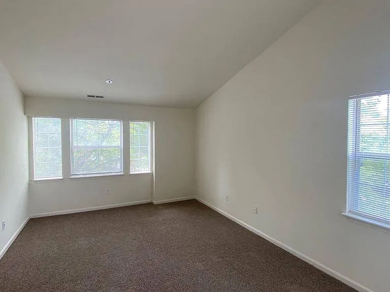 8601 Falls Run Rd #I — Photo 18