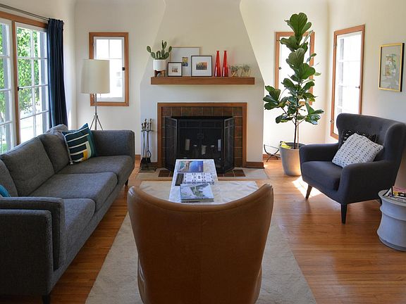Airy Living room with working fireplace